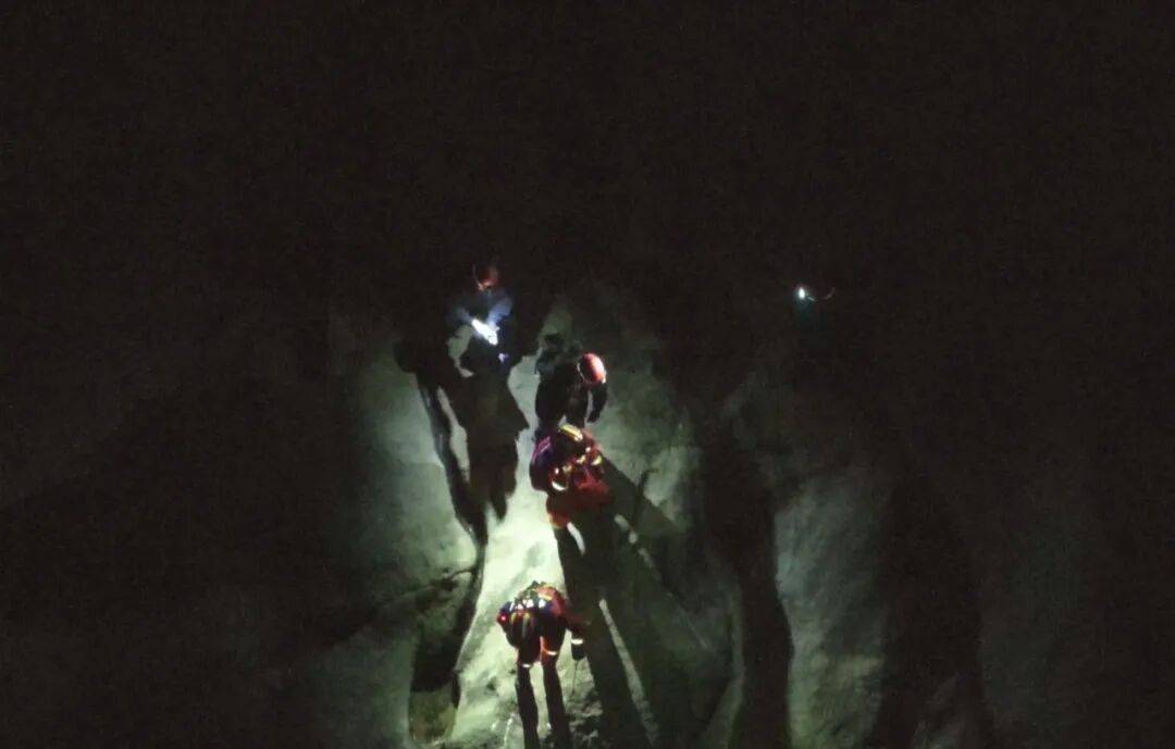 2名大學(xué)生跟風(fēng)打卡被困“魔鬼崖”，警方提示→