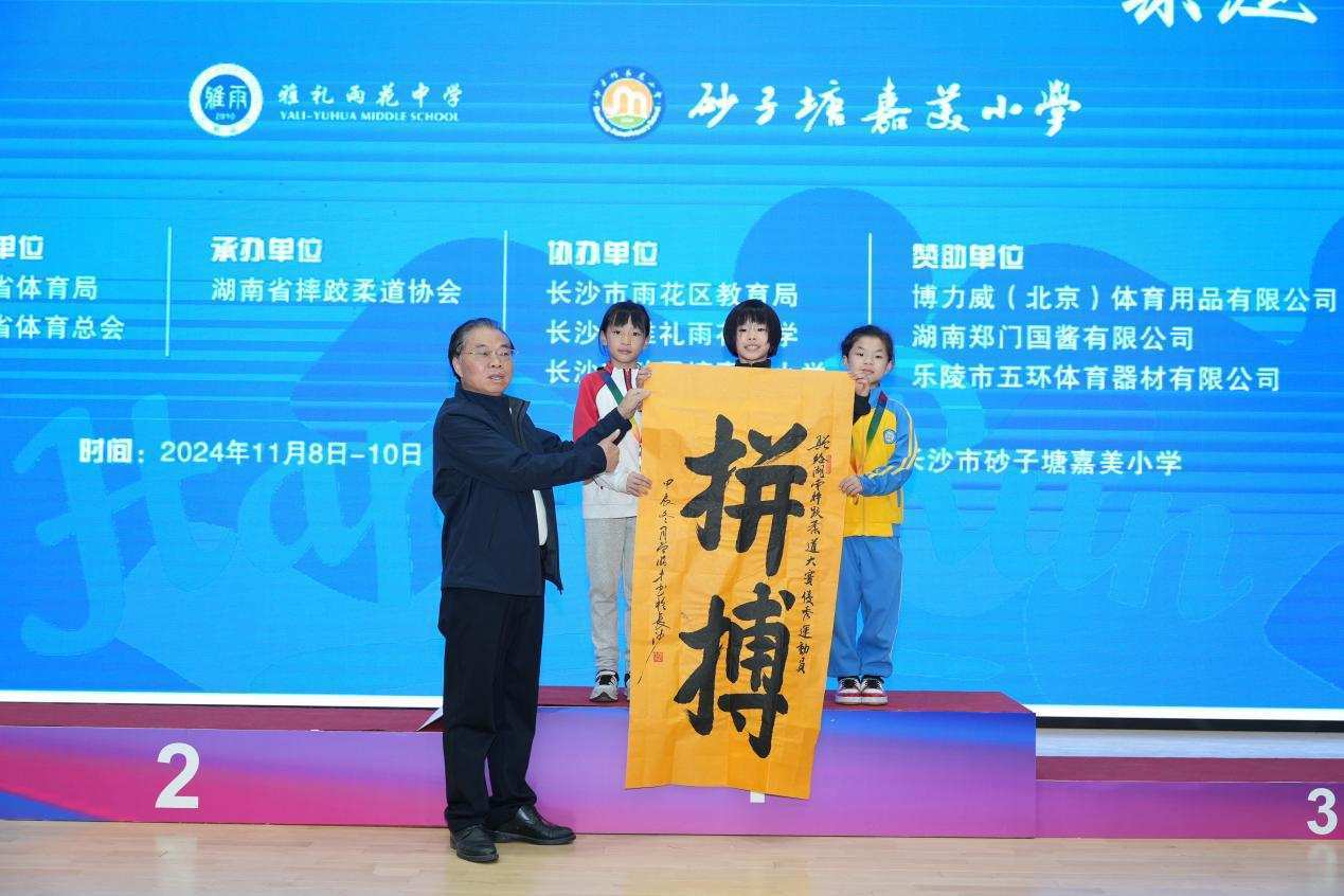 扎根人民 書(shū)法“五進(jìn)”——曾昭才先生的藝術(shù)堅(jiān)守與人民情懷