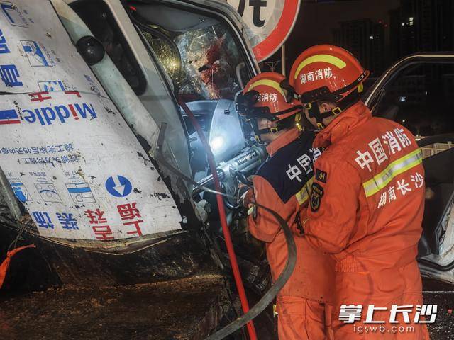 原創(chuàng)凌晨突發(fā)車禍人員被困，瀏陽消防快速救援