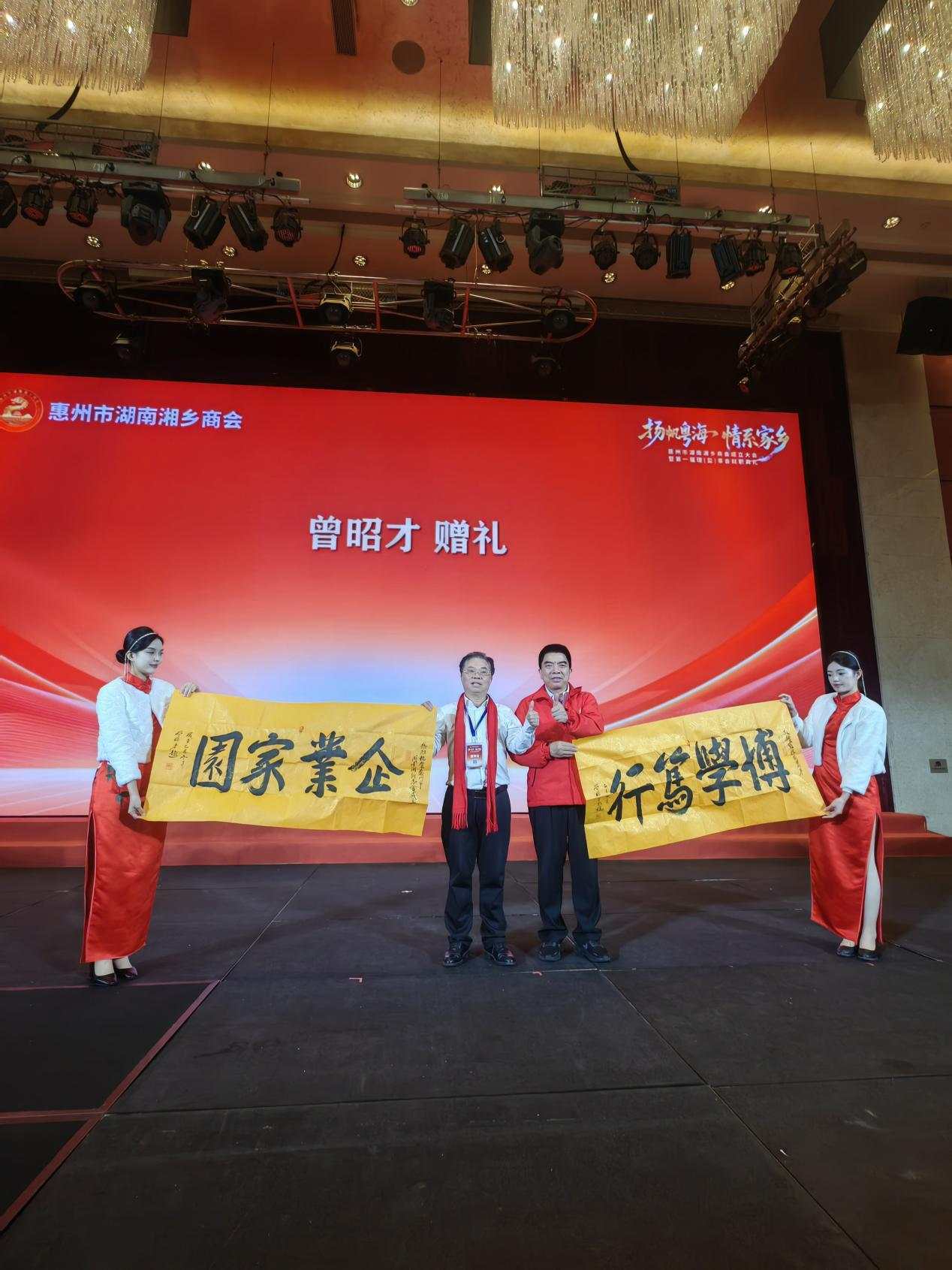 扎根人民 書(shū)法“五進(jìn)”——曾昭才先生的藝術(shù)堅(jiān)守與人民情懷