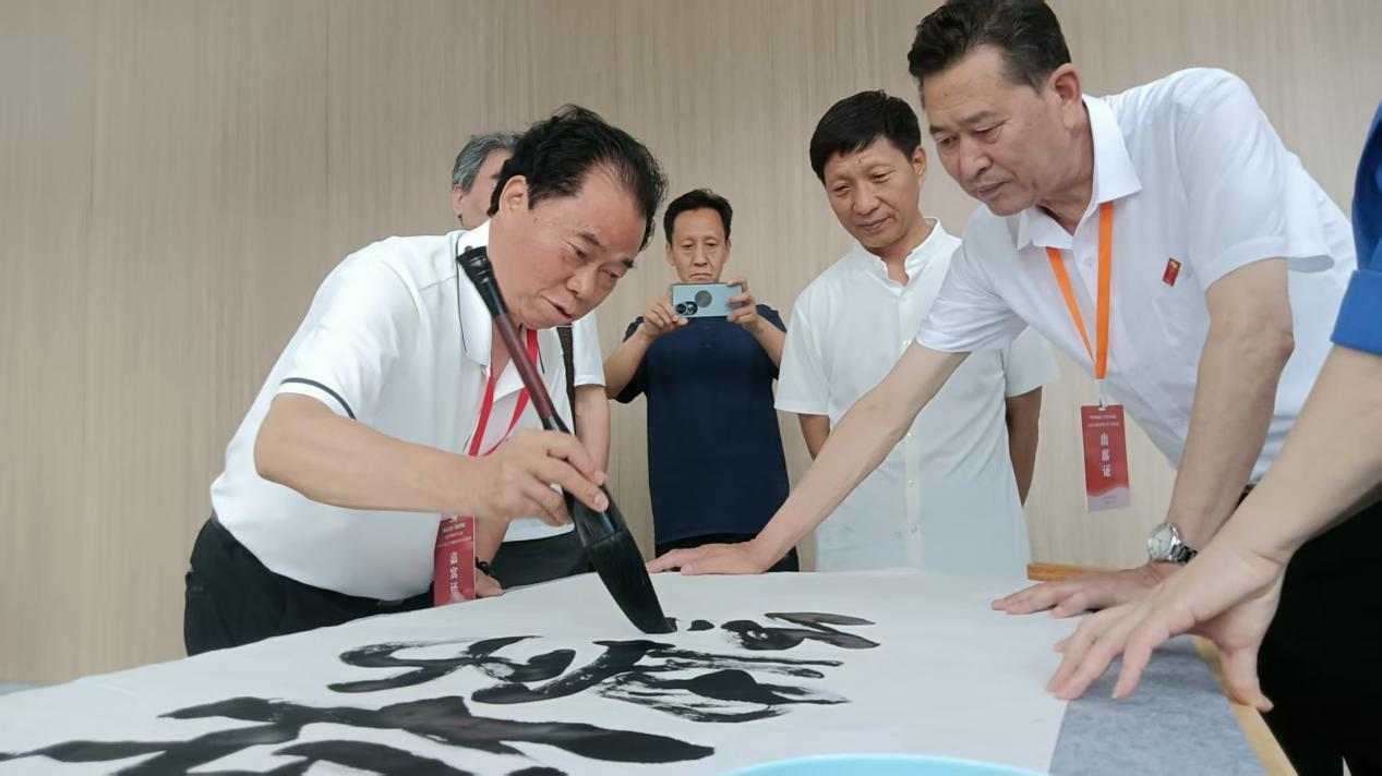 扎根人民 書(shū)法“五進(jìn)”——曾昭才先生的藝術(shù)堅(jiān)守與人民情懷