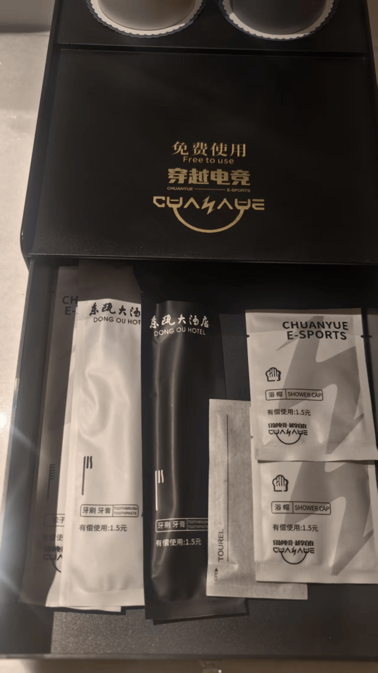 男子預(yù)定四星級(jí)酒店卻被安排入住電競(jìng)酒店，兩者價(jià)格相差200元，涉事酒店回應(yīng)：兩家酒店實(shí)際為一家，只是不同房間裝修時(shí)間不同