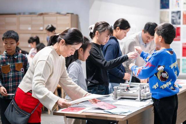 藝術(shù)共融，美育無(wú)聲！新春期間，深圳美術(shù)館的公共教育活動(dòng)受熱捧