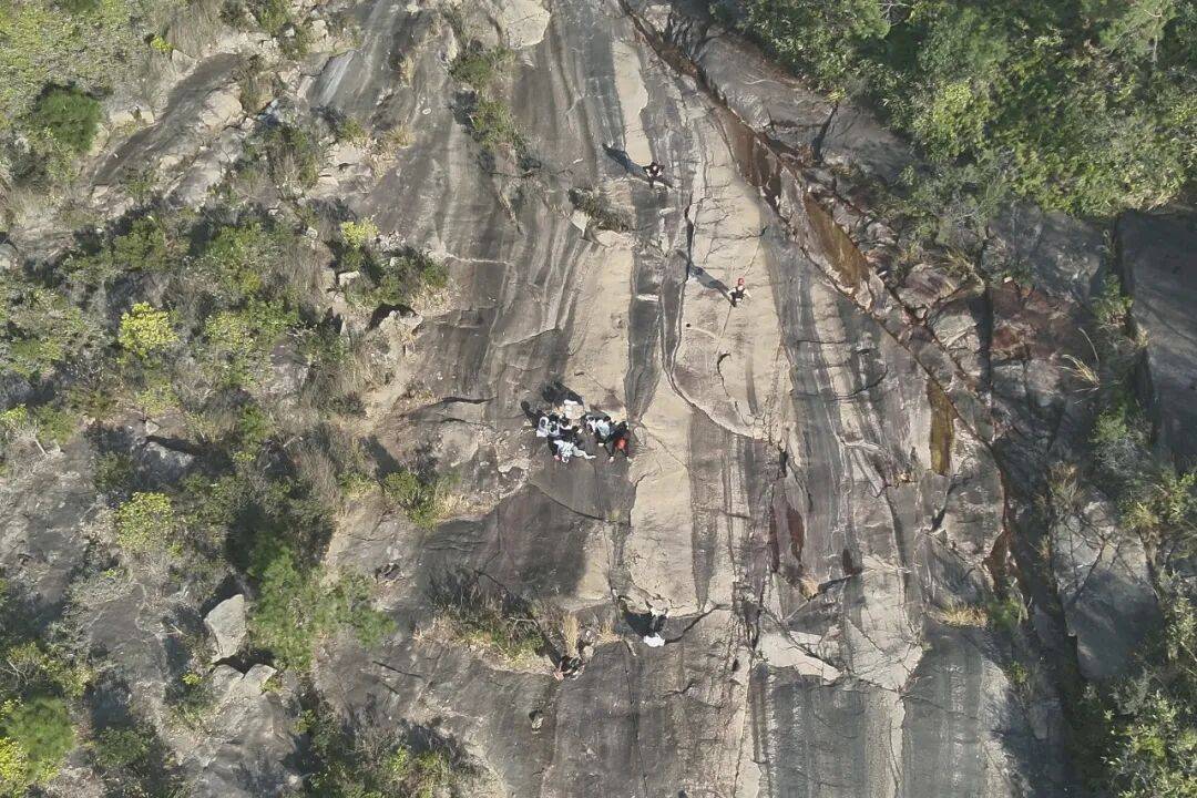 2名大學(xué)生跟風(fēng)打卡被困“魔鬼崖”，警方提示→