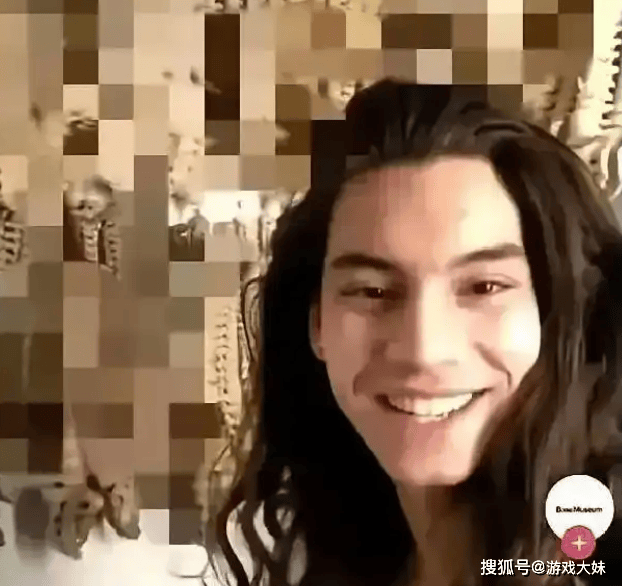 原創(chuàng)網(wǎng)紅展示奇葩收藏，即將擁有100根人類脊椎骨，被網(wǎng)友吐槽毫無人性