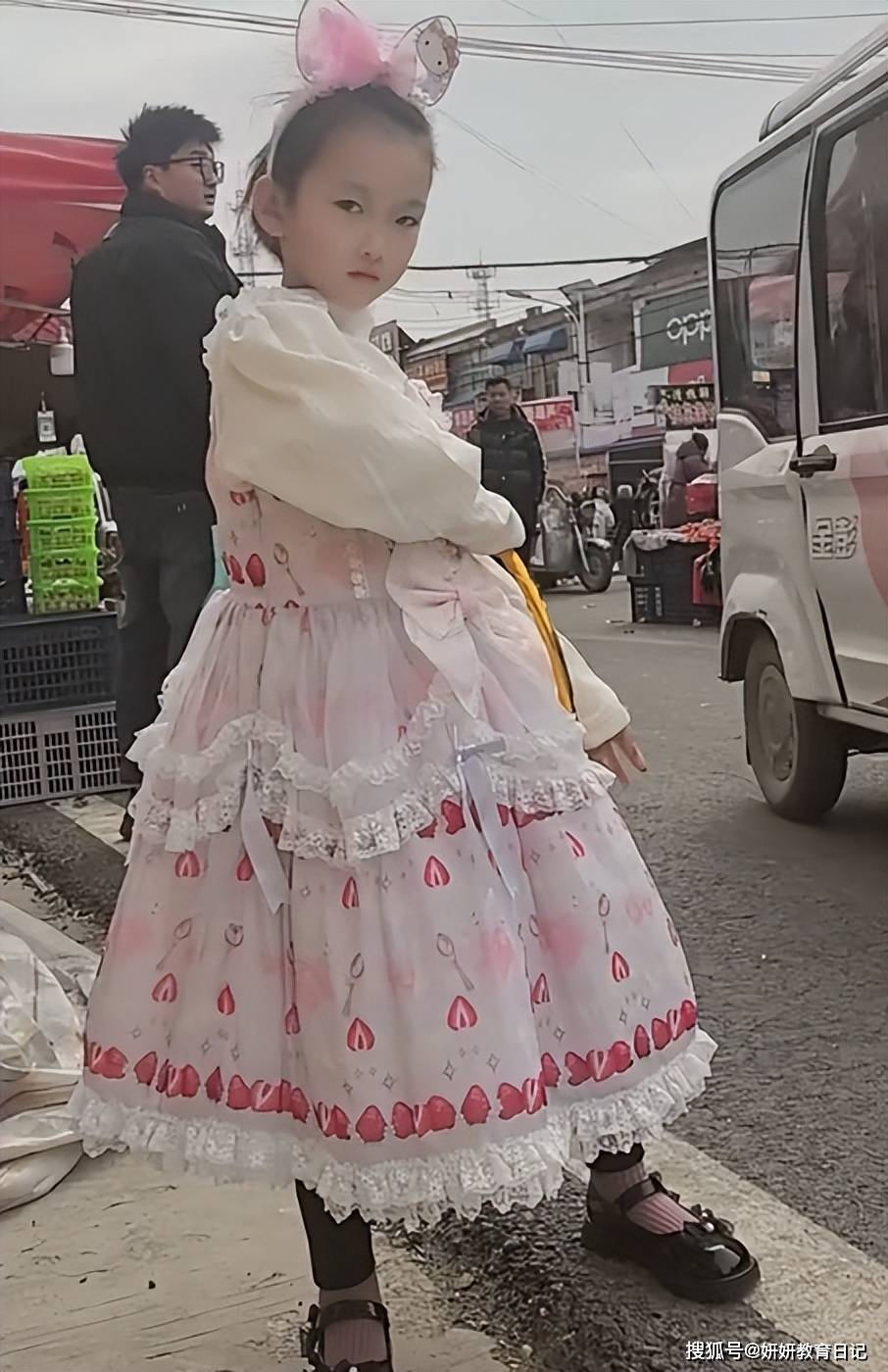 原創(chuàng)“只有窮人能理解窮人”，一千塊女童連衣裙評(píng)論區(qū)，大學(xué)生覺(jué)醒了