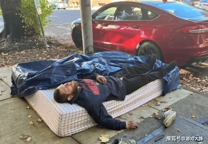 原創(chuàng)網(wǎng)紅展示奇葩收藏，即將擁有100根人類脊椎骨，被網(wǎng)友吐槽毫無(wú)人性