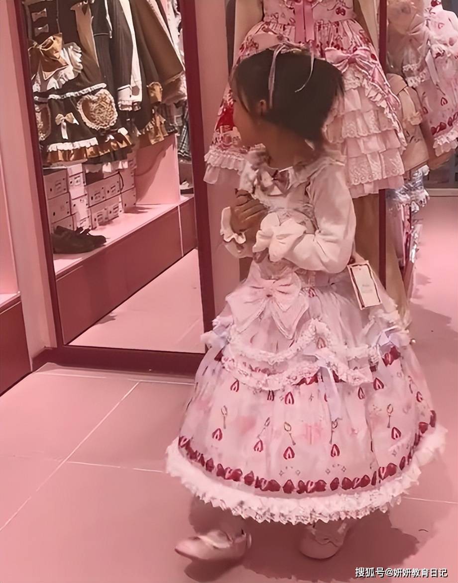 原創(chuàng)“只有窮人能理解窮人”，一千塊女童連衣裙評(píng)論區(qū)，大學(xué)生覺(jué)醒了