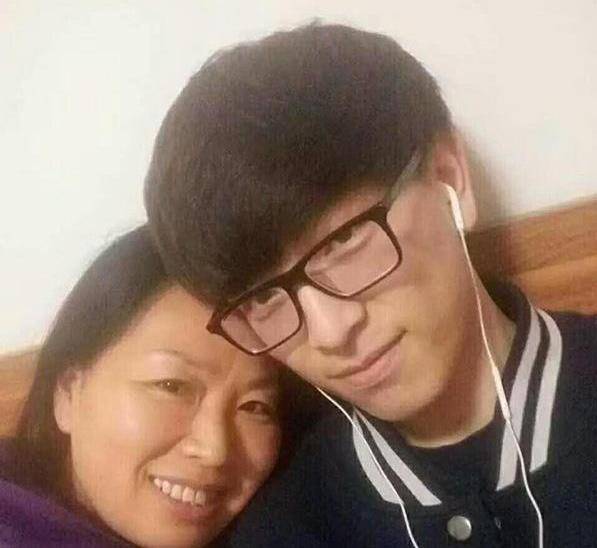 原創(chuàng)2019年，49歲宿管阿姨陪兒子考研，兒子上岸復(fù)旦，自己考進(jìn)了211