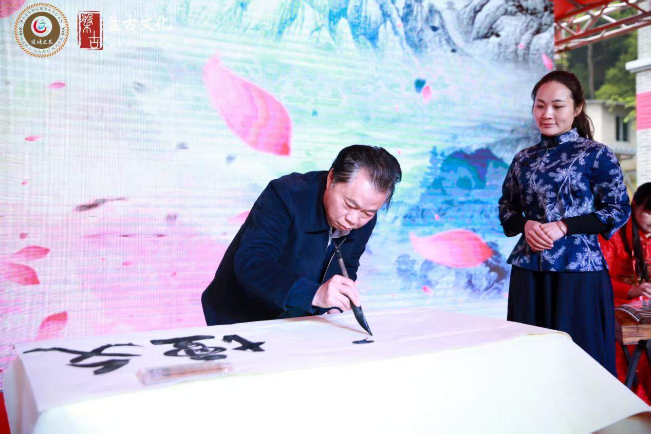 扎根人民 書(shū)法“五進(jìn)”——曾昭才先生的藝術(shù)堅(jiān)守與人民情懷