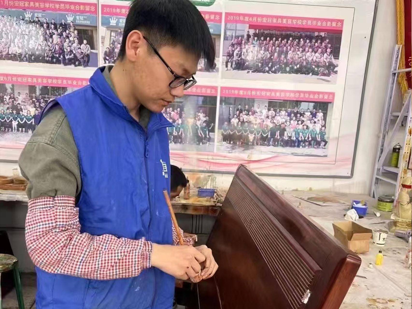 香河縣宏冠家具美容職業(yè)培訓(xùn)學(xué)校：家具美容,地板修復(fù),描金描銀修復(fù),皮床修復(fù),家具美容修復(fù)技術(shù)培訓(xùn)先驅(qū)者