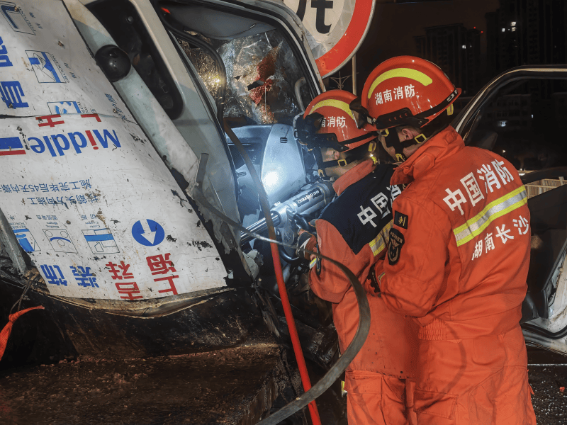 凌晨突發(fā)車禍致人員被困 瀏陽消防快速救援守護(hù)平安