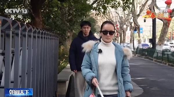 AI助盲眼鏡成出行神器：失明20年姑娘戴AI眼鏡獨(dú)立出行