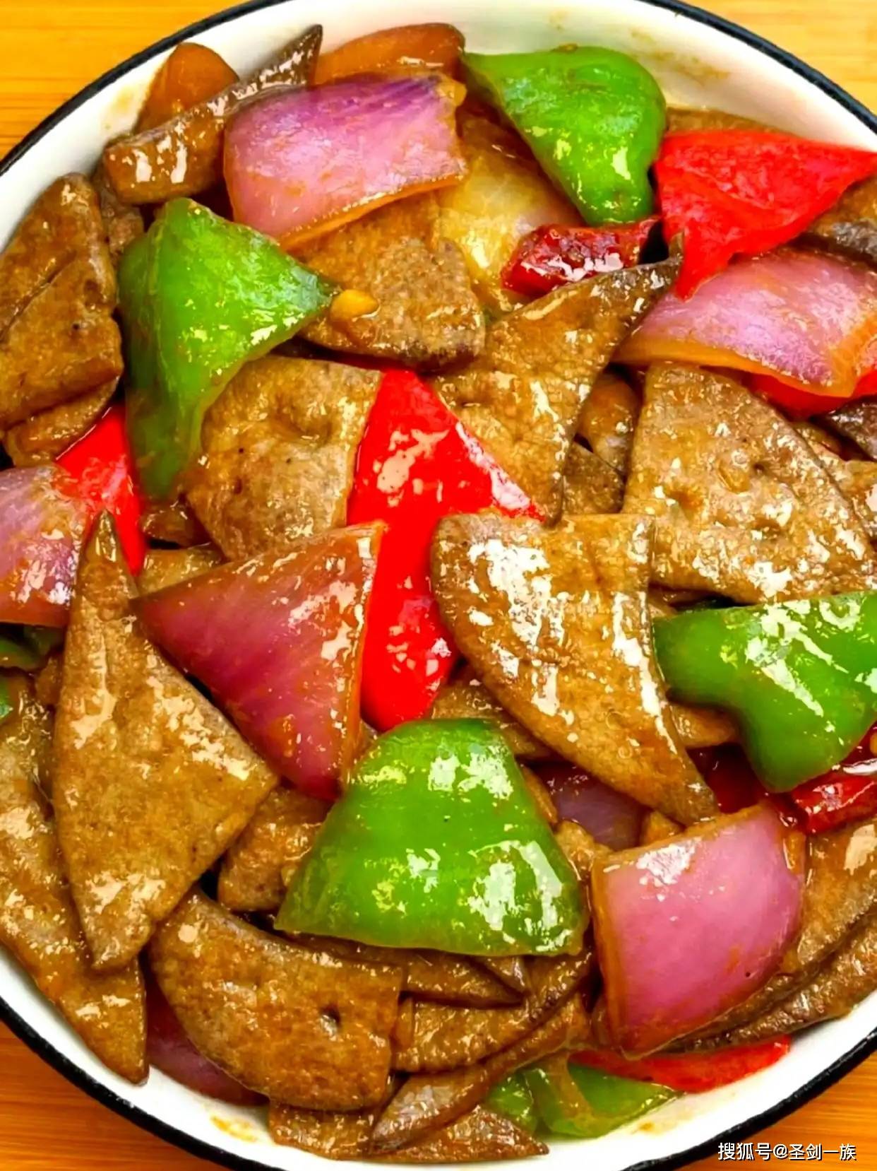 女性不想皺紋爬滿臉，常吃8種食物，去皺美容，肌膚紅潤有光澤