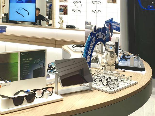 爭(zhēng)相搶灘 AI 眼鏡 “百鏡大戰(zhàn)” ，傳統(tǒng)眼鏡廠商迎來(lái)新機(jī)遇