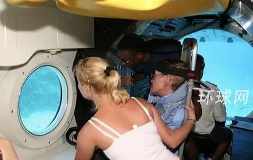 “霍金與比基尼女性同游照”現(xiàn)愛潑斯坦檔案 ，曾被“辟謠”稱系偽造