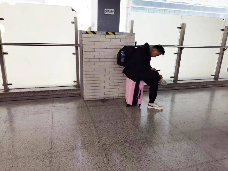 “實(shí)在站不動(dòng)了”，一等9分鐘，有人干脆直接坐地上！上海一地鐵站“無(wú)座可坐”，工作人員回應(yīng)