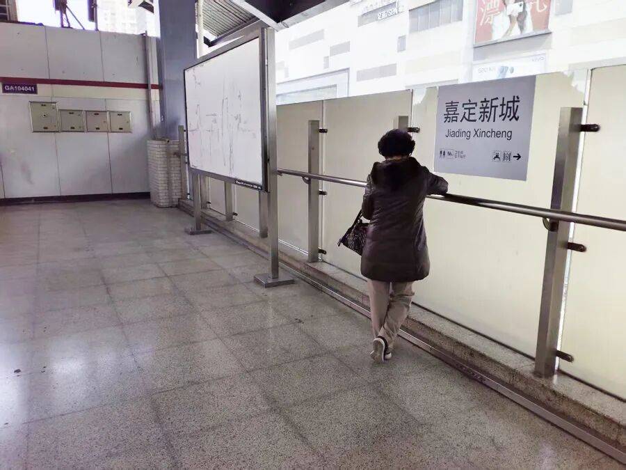 “實(shí)在站不動(dòng)了”，一等9分鐘，有人干脆直接坐地上！上海一地鐵站“無(wú)座可坐”，工作人員回應(yīng)