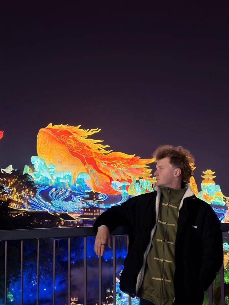 賞非遺、游古鎮(zhèn)、品民俗 外國留學生“解鎖”中國年