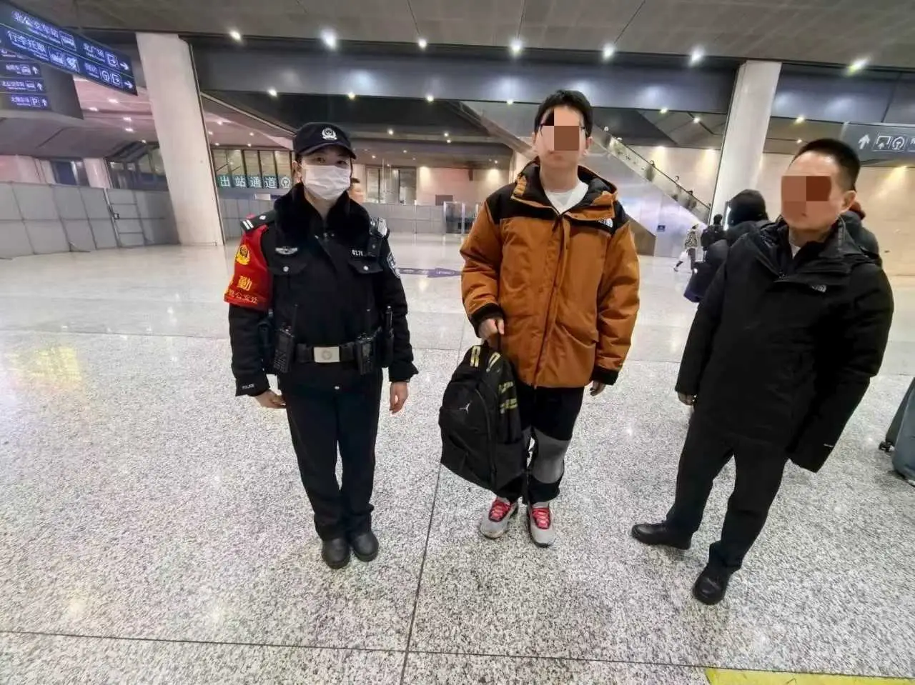 旅客遺落2萬(wàn)元現(xiàn)金背包 民警快速尋回獲點(diǎn)贊