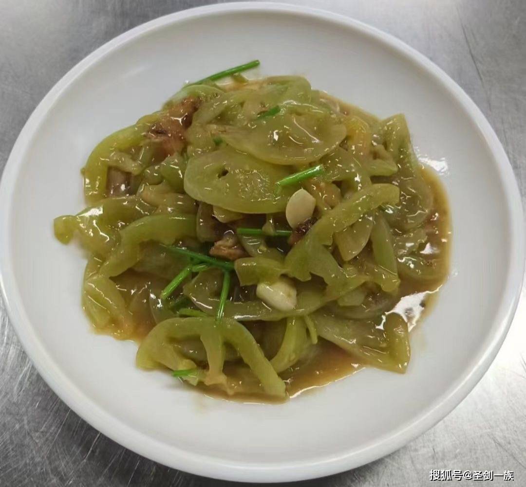 女性不想皺紋爬滿臉，常吃8種食物，去皺美容，肌膚紅潤有光澤