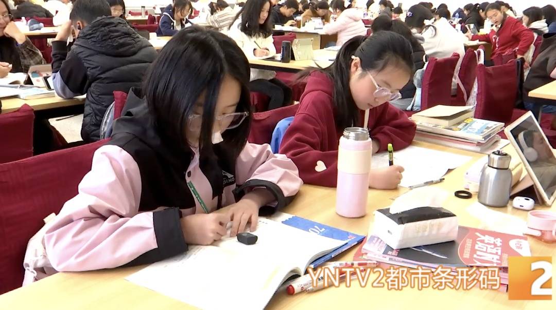 假期余額告急！圖書(shū)館“狂飆”趕作業(yè)，網(wǎng)友：像極了當(dāng)年的我