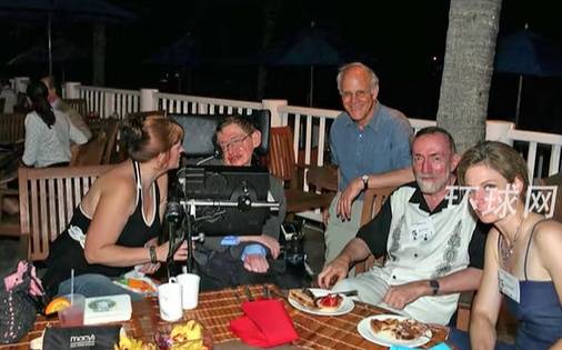 “霍金與比基尼女性同游照”現(xiàn)愛潑斯坦檔案 ，曾被“辟謠”稱系偽造