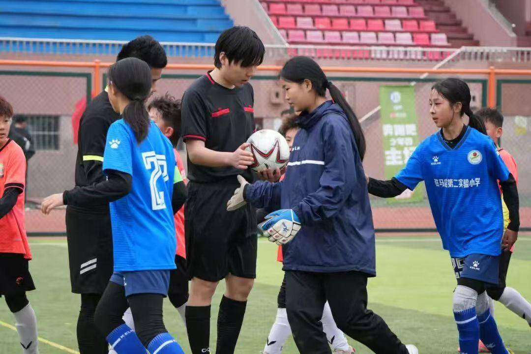 鄭州市小學(xué)生足球青苗冠軍杯第二階段賽開戰(zhàn)