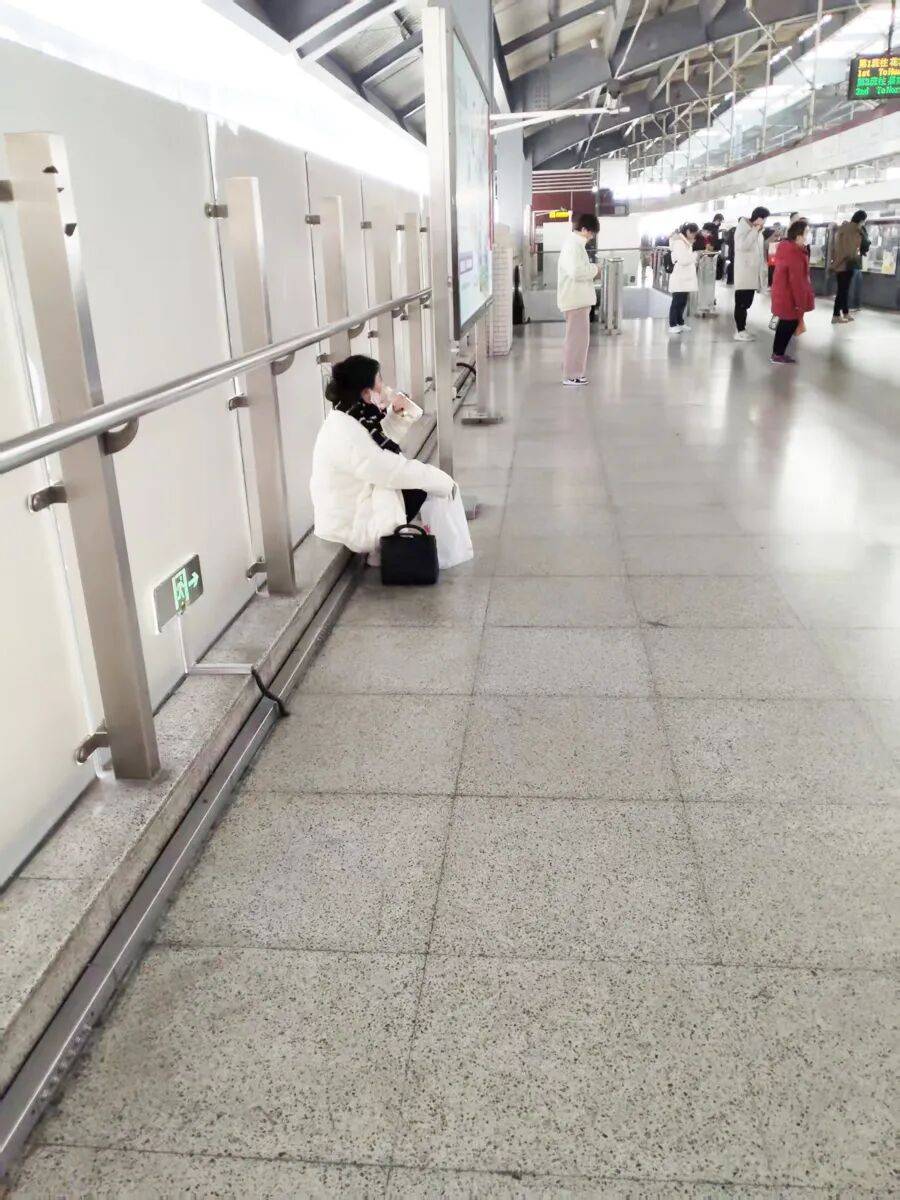 “實(shí)在站不動(dòng)了”，一等9分鐘，有人干脆直接坐地上！上海一地鐵站“無(wú)座可坐”，工作人員回應(yīng)