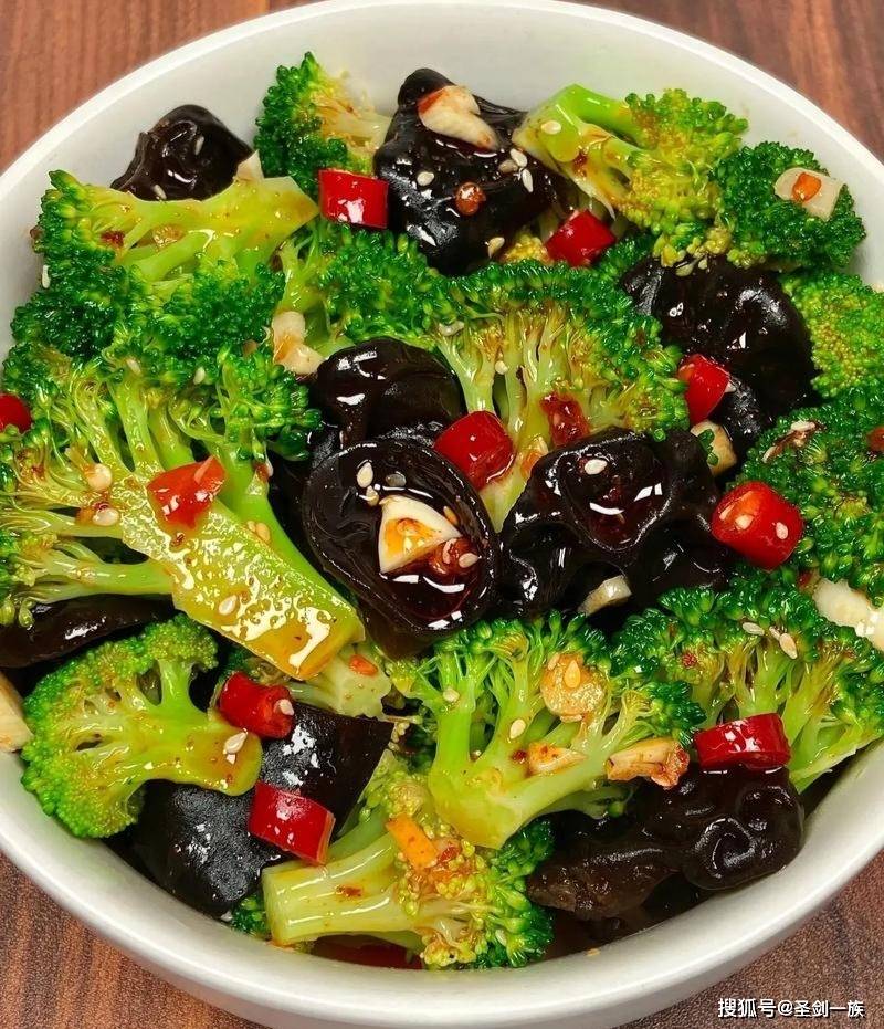 女性不想皺紋爬滿臉，常吃8種食物，去皺美容，肌膚紅潤有光澤