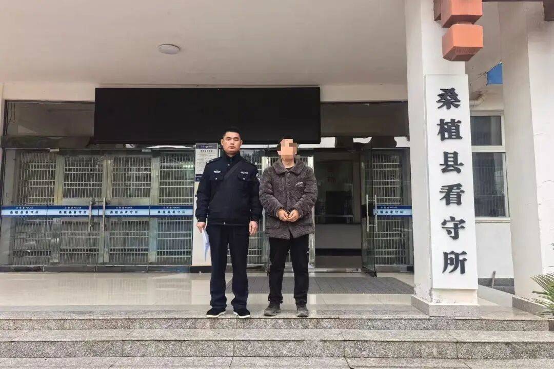 湖南一男子到派出所開無犯罪證明，一查竟是網(wǎng)上在逃人員！被當場抓獲