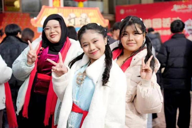 賞非遺、游古鎮(zhèn)、品民俗 外國(guó)留學(xué)生“解鎖”中國(guó)年