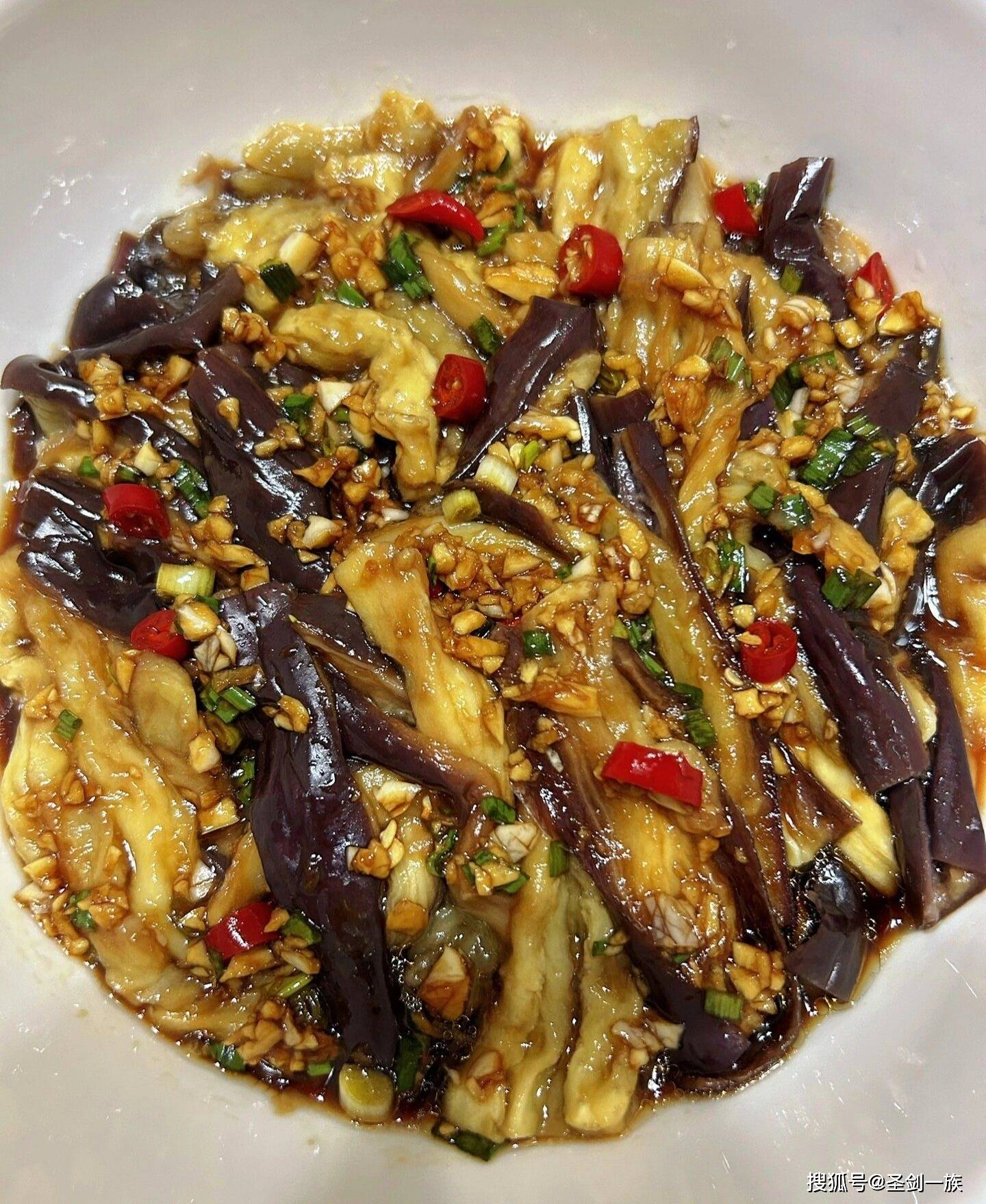 女性不想皺紋爬滿臉，常吃8種食物，去皺美容，肌膚紅潤有光澤