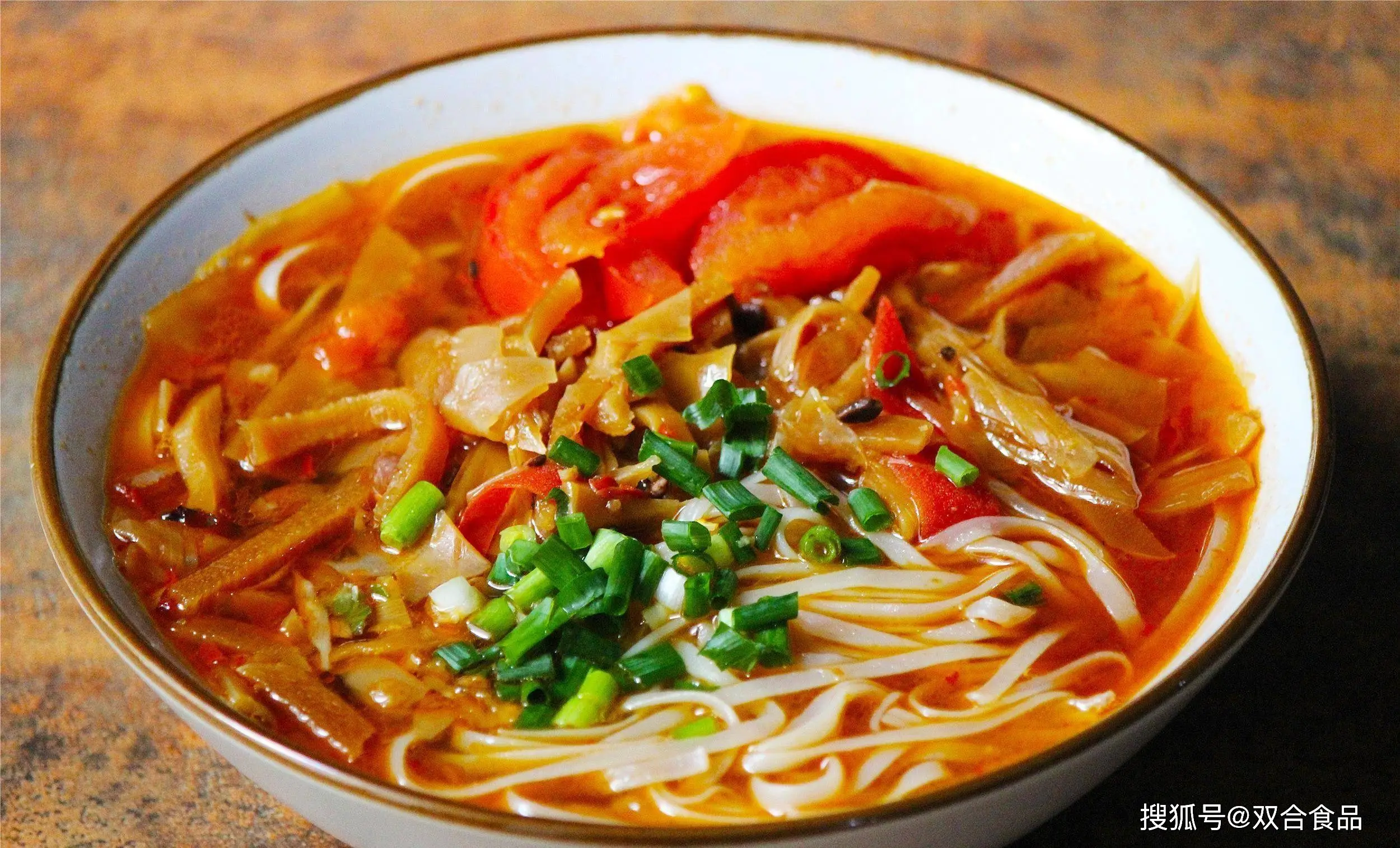 廣西在美食領(lǐng)域堪稱散裝省份，東南西北風(fēng)味各不相同，各類特色美食應(yīng)有盡有