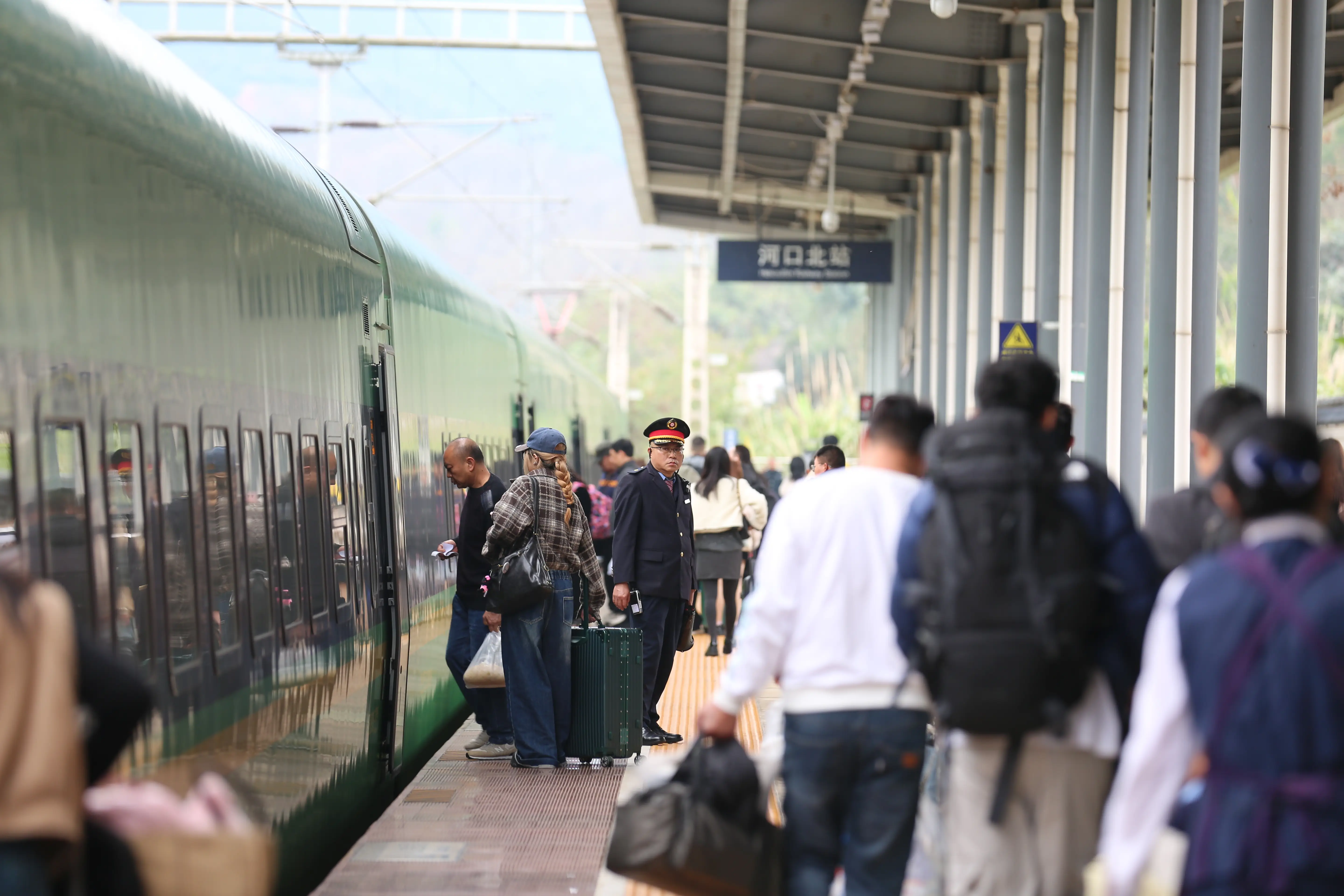 賞花觀鷗、逛古城、爬雪山……越南游客在云南掀起入境旅游熱潮