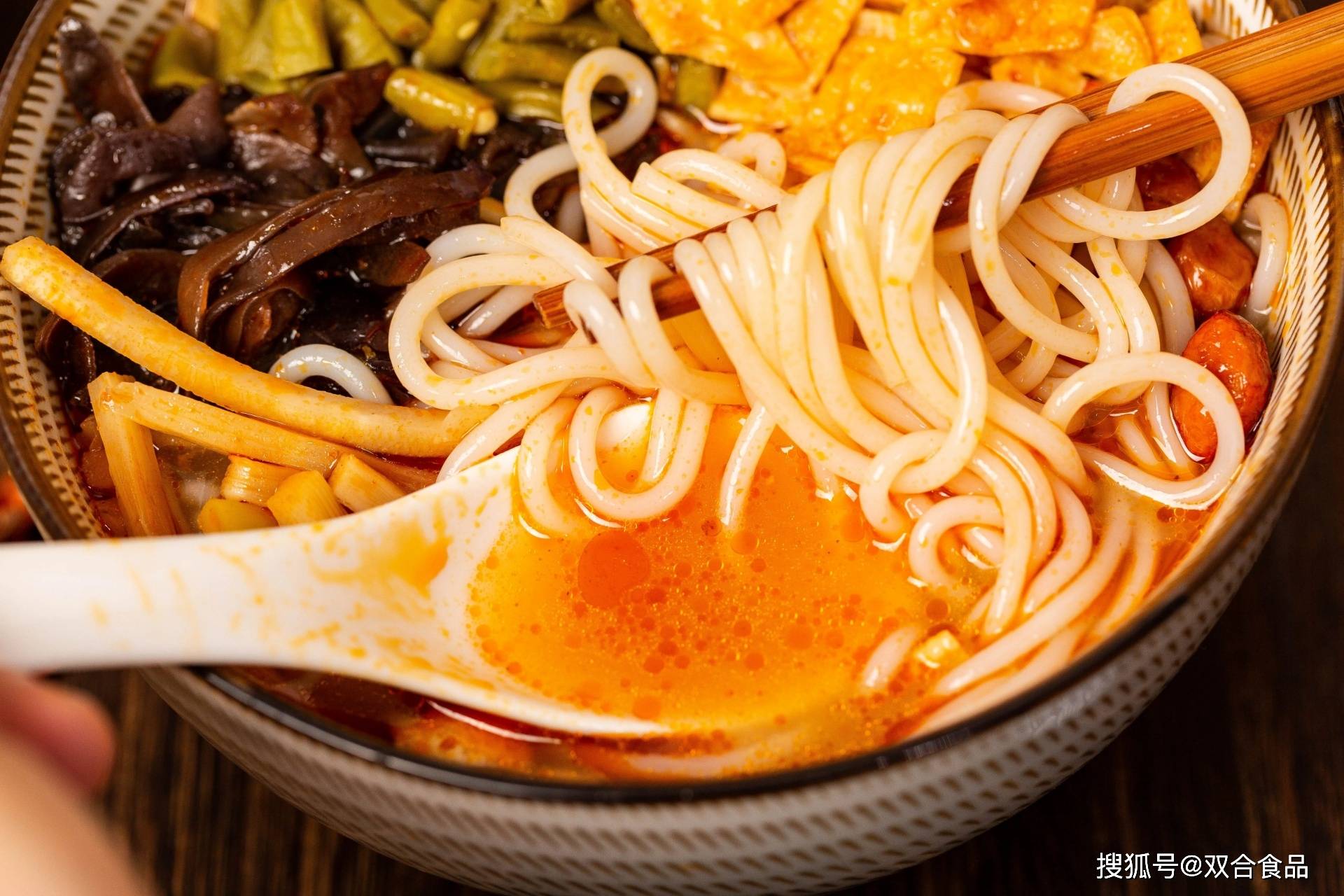 廣西在美食領(lǐng)域堪稱散裝省份，東南西北風(fēng)味各不相同，各類特色美食應(yīng)有盡有