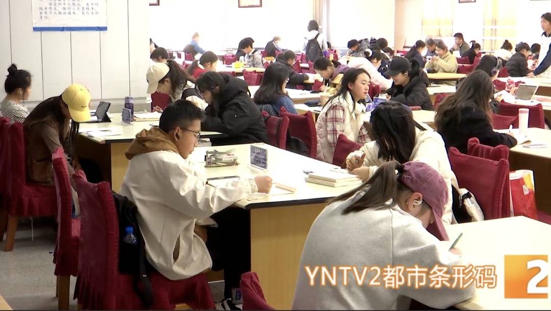 假期余額告急！圖書(shū)館“狂飆”趕作業(yè)，網(wǎng)友：像極了當(dāng)年的我