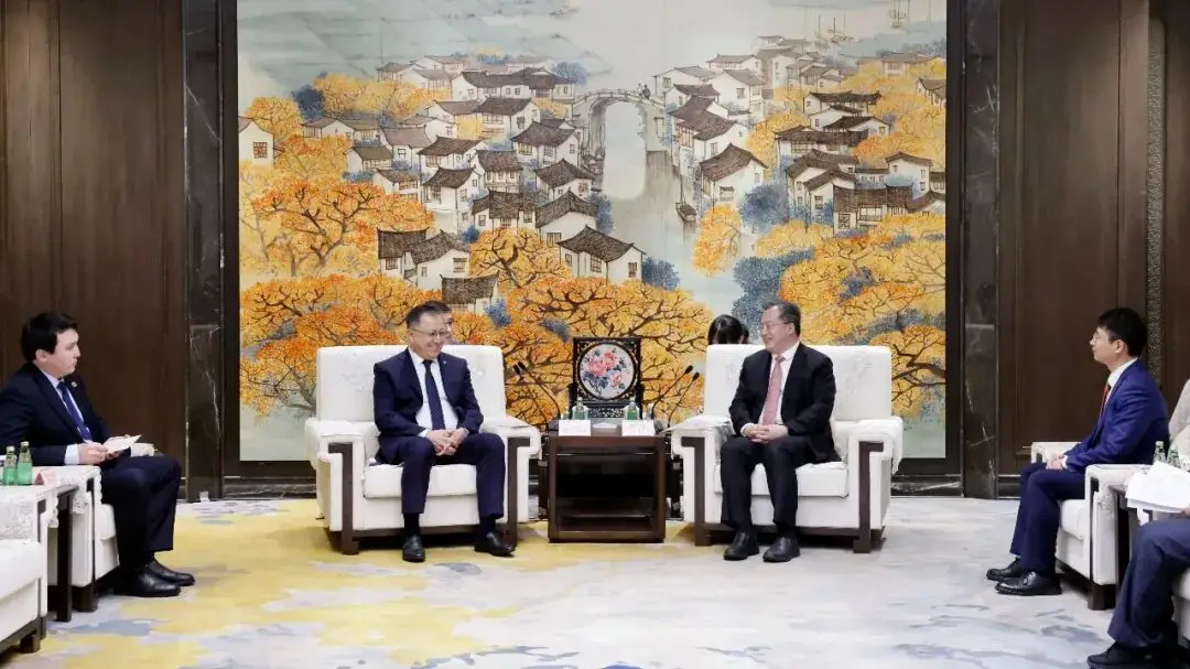 范波會(huì)見哈薩克國立大學(xué)校長圖梅巴耶夫·詹塞特一行