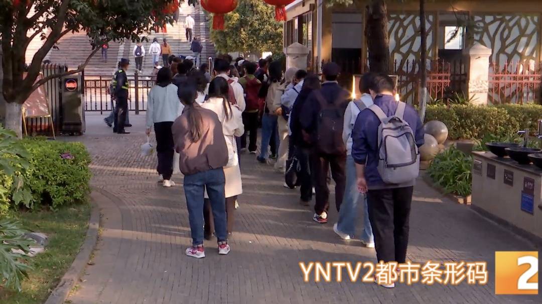 假期余額告急！圖書(shū)館“狂飆”趕作業(yè)，網(wǎng)友：像極了當(dāng)年的我