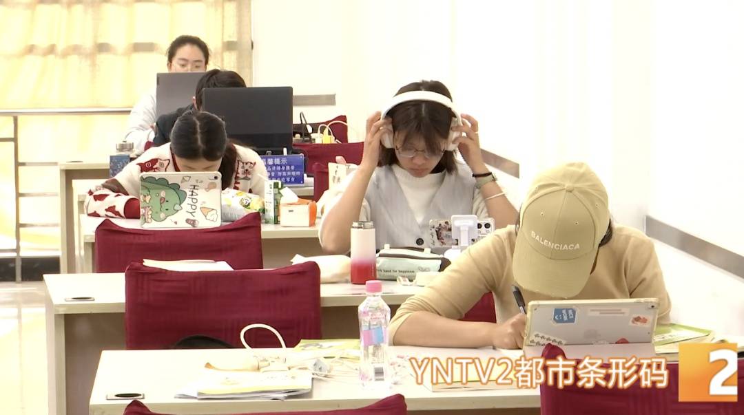 假期余額告急！圖書(shū)館“狂飆”趕作業(yè)，網(wǎng)友：像極了當(dāng)年的我