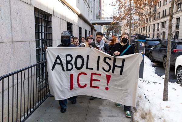 假扮警察強闖哥大！ICE抓女留學生，紐約市長找特朗普撈人