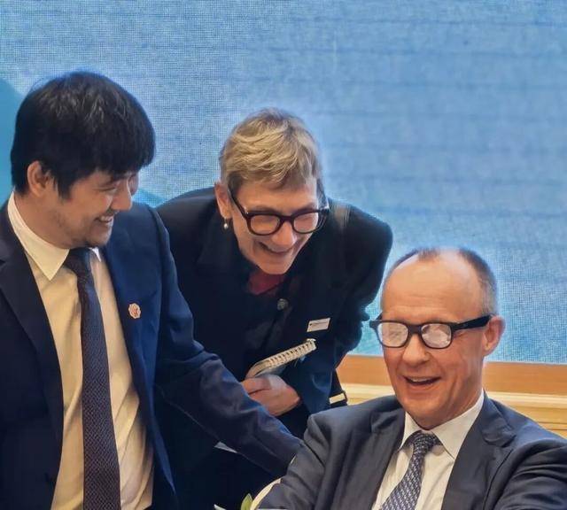 德國(guó)總理在杭州試戴AI眼鏡5分鐘，七八位德企高管現(xiàn)場(chǎng)下單！