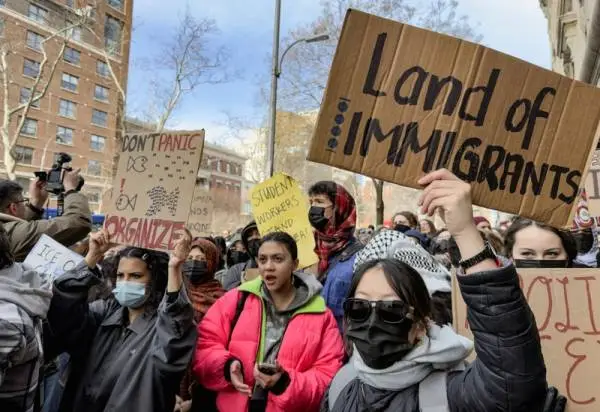 假扮警察強闖哥大！ICE抓女留學生，紐約市長找特朗普撈人