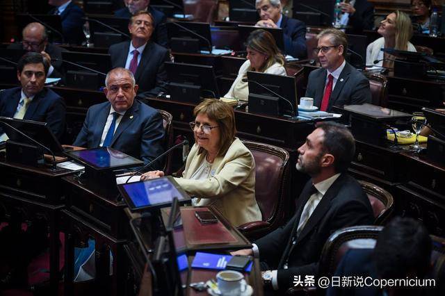 原創(chuàng)48小時(shí)激辯！阿根廷政壇戲劇性拉滿(mǎn)：米萊剛險(xiǎn)勝轉(zhuǎn)眼就遇挫