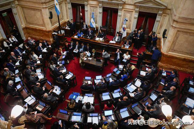 原創(chuàng)48小時(shí)激辯！阿根廷政壇戲劇性拉滿(mǎn)：米萊剛險(xiǎn)勝轉(zhuǎn)眼就遇挫