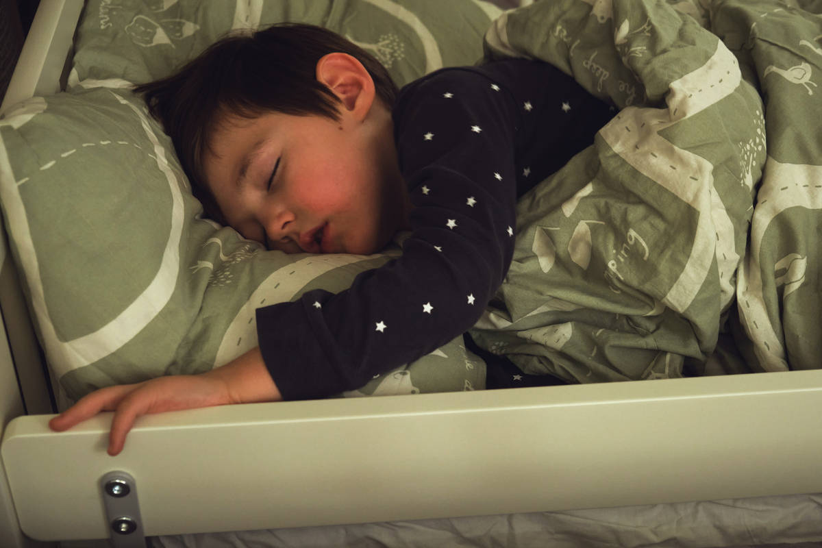 原創(chuàng)孩子上小學(xué)了，還是不敢自己睡，咋辦？試試這兩招，當(dāng)晚就見效