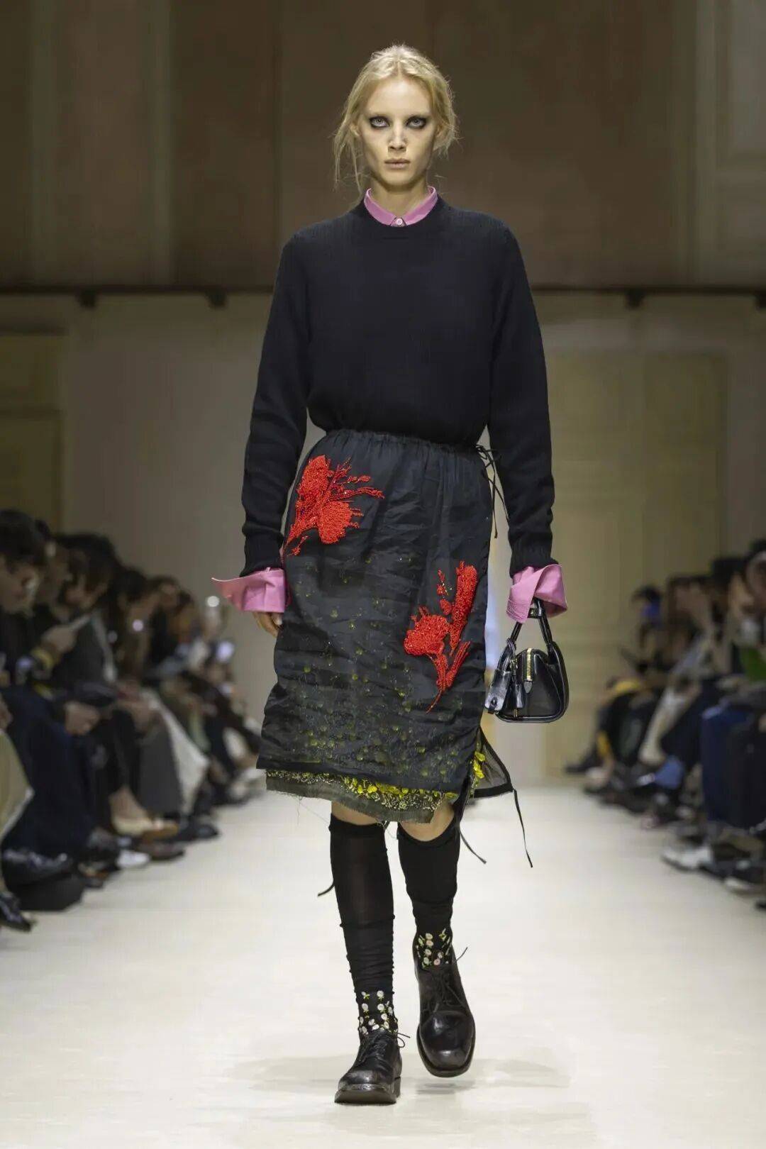 十五位女性，六十套造型，Prada 如何理解穿著