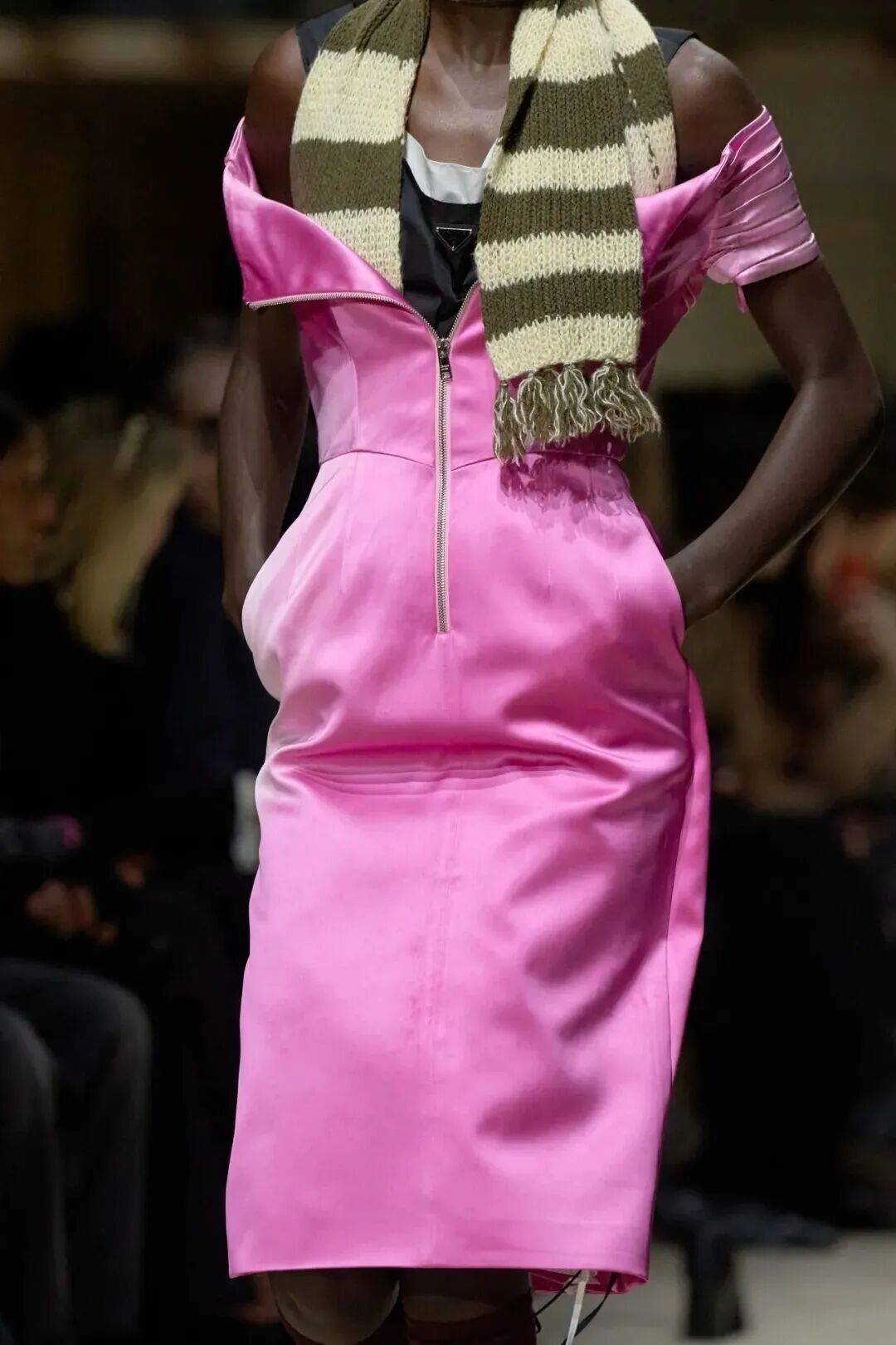 十五位女性，六十套造型，Prada 如何理解穿著