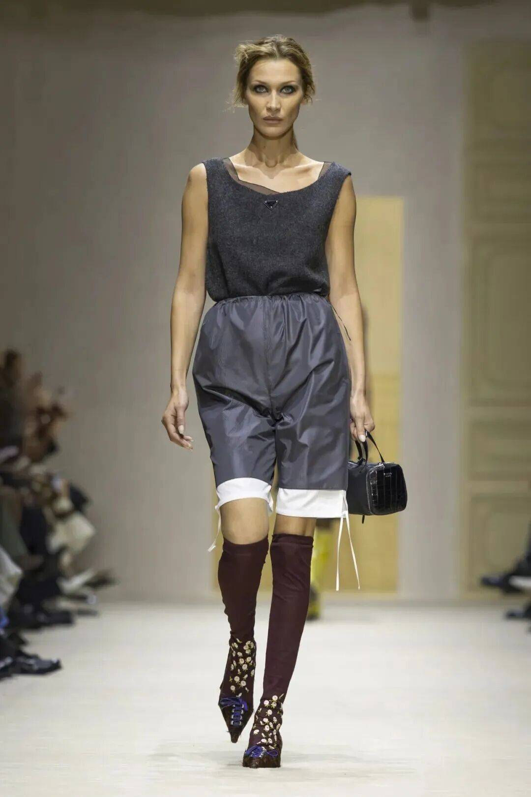 十五位女性，六十套造型，Prada 如何理解穿著