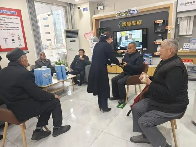 信陽電信愛心翼站開展“關(guān)愛城市美容師 暖心講座”活動